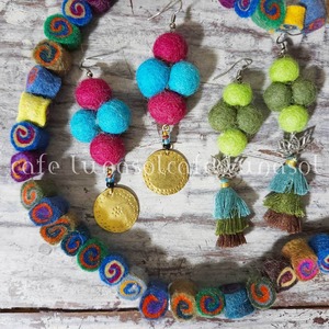 ネパールのウールポンポンのピアス  ボンボンのピアス 蓮の花 ロータス タッセル 真鍮 ハンドメイド 彩り アクセント エスニック トライバル