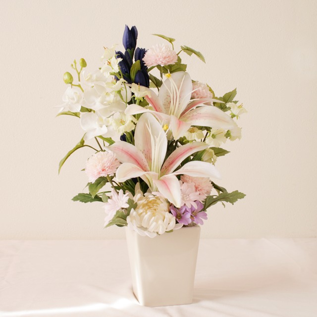 花器付き仏花 ピンクユリ・菊・胡蝶蘭・りんどう（造花）