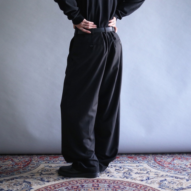 2-tuck tapered silhouette black wide slacks