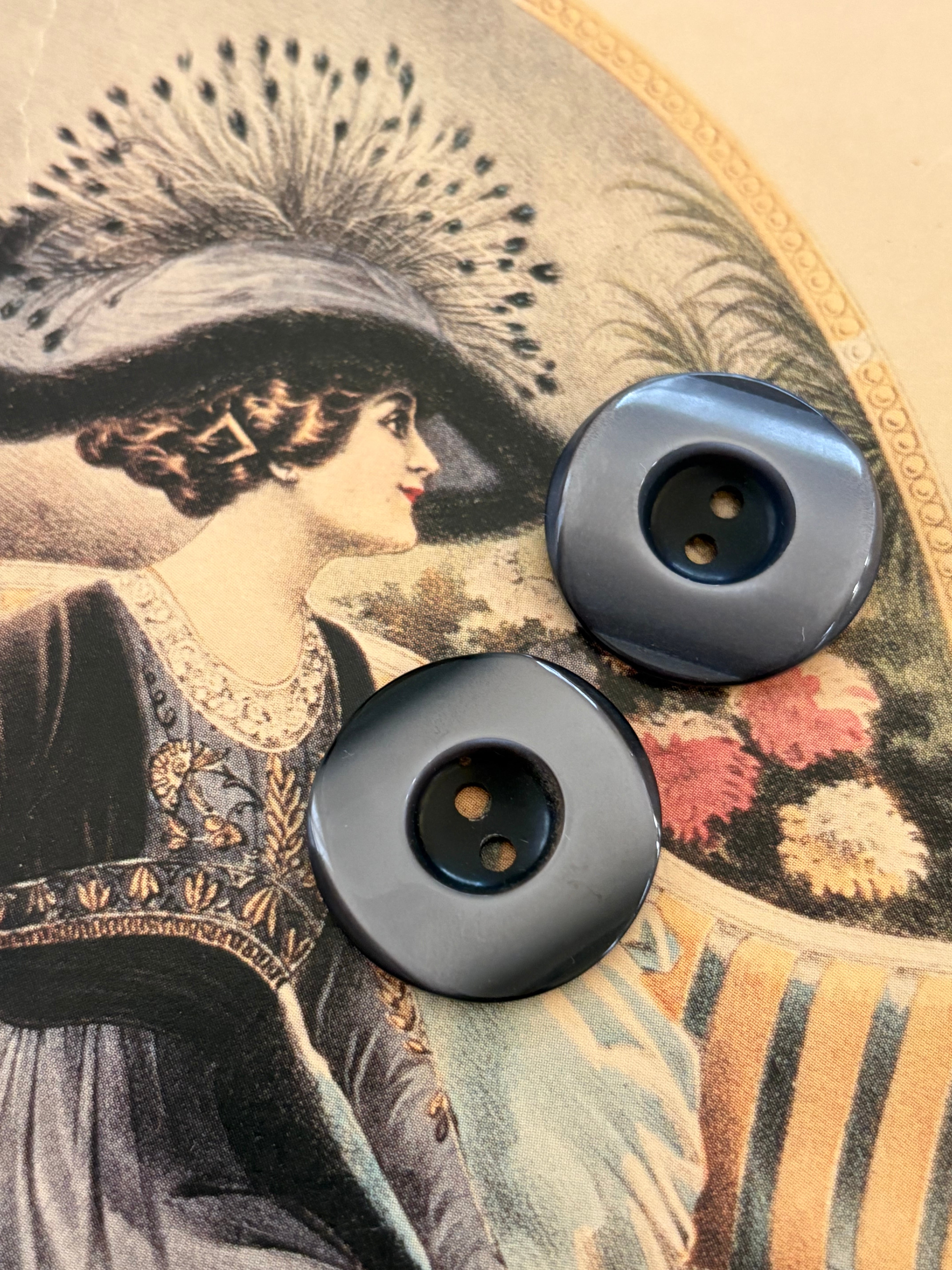 Japanese Vintage ボタン シルバーグレー 22mm 二つ穴 昭和レトロ アクセサリーパーツ 装飾材 カルトナージュ