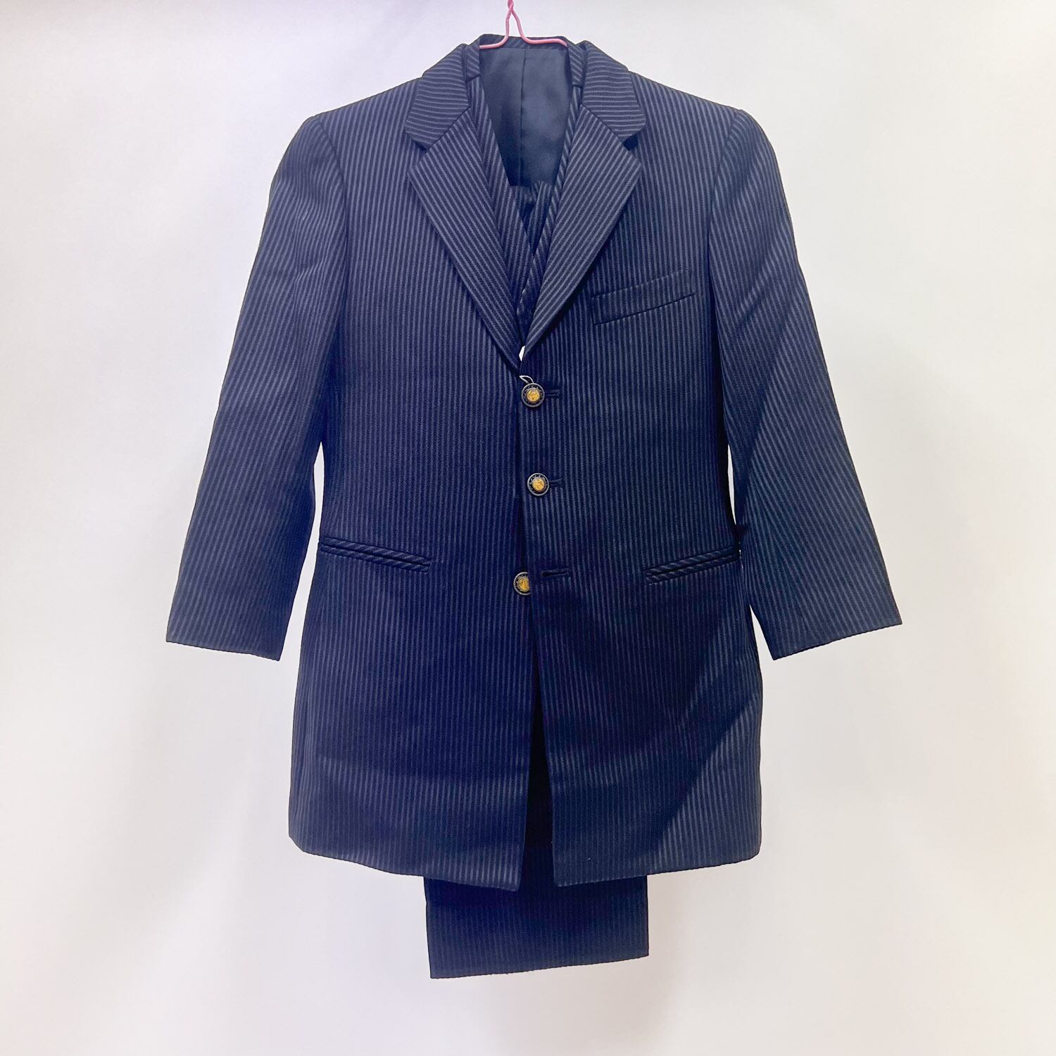 キッズタキシード ブラック 黒 ストライプ柄 130サイズ 3点セット 中古 結婚式 発表会 撮影衣装 KDTX-15