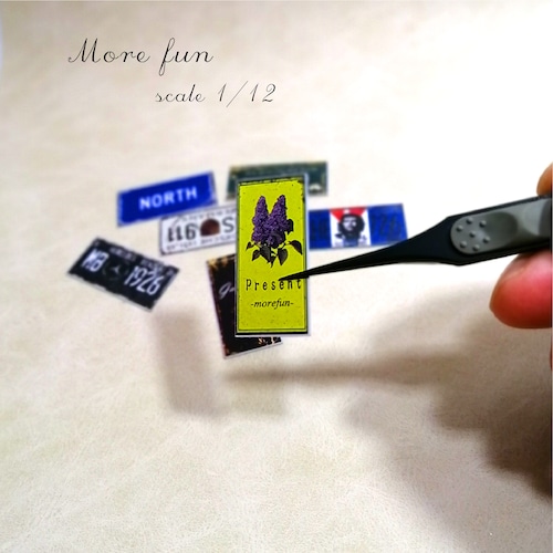 ミニチュア　ドールハウス　鉄製プレート（32ｍｍ×15ｍｍ）