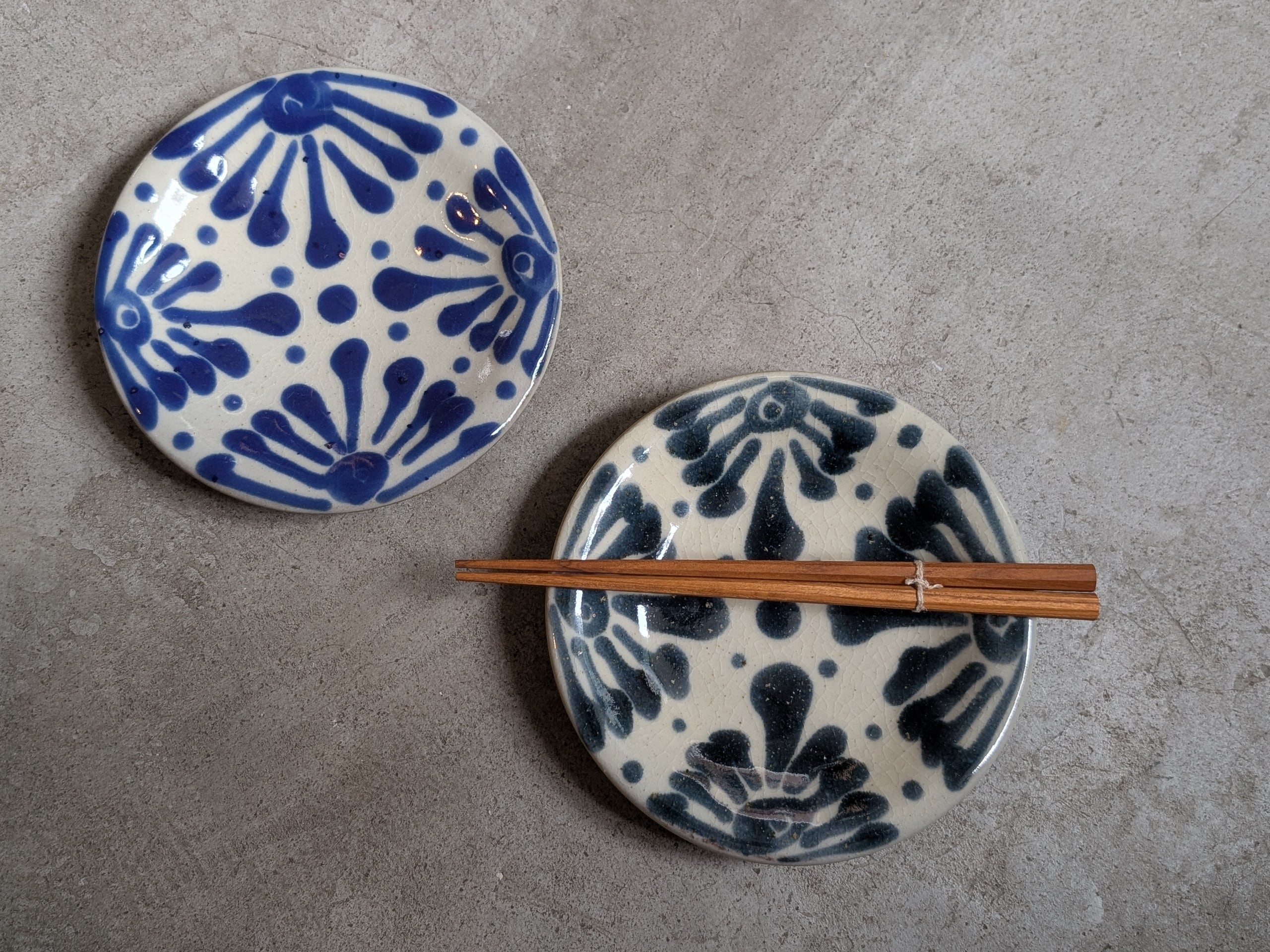 やちむん 沖縄(陶器製花柄皿) やちむん 沖縄(陶器製花柄皿) やちむん（花柄陶器皿2枚セット） 育