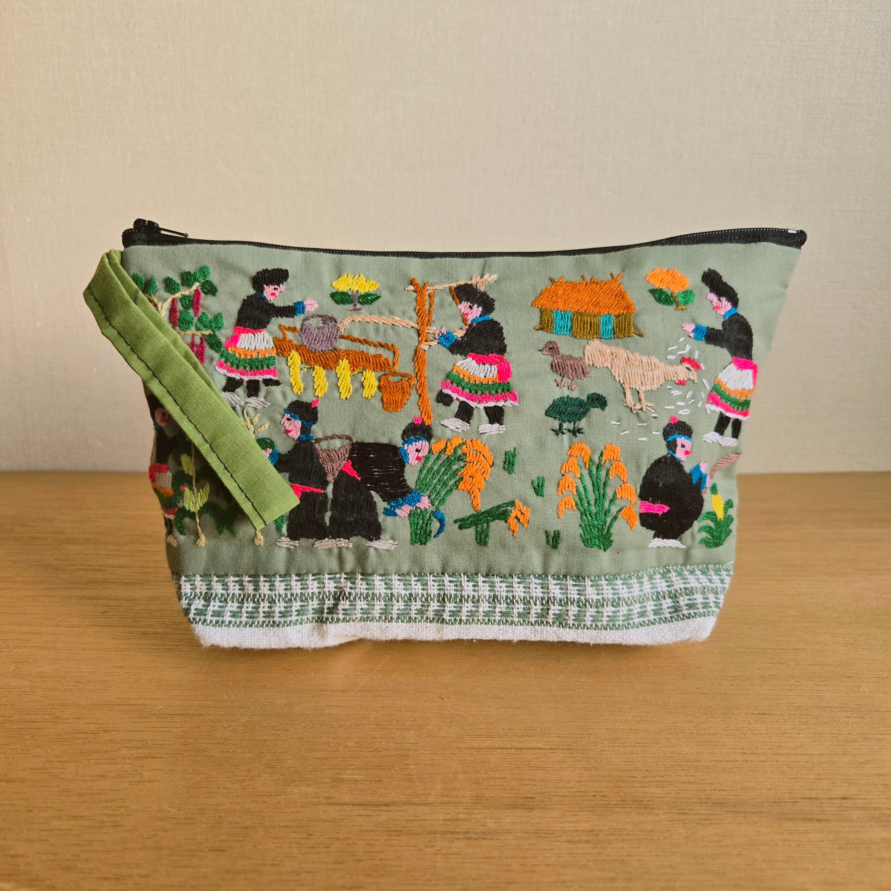 ラオス チャーリーさんのゆる手刺繍ポーチS | gururi