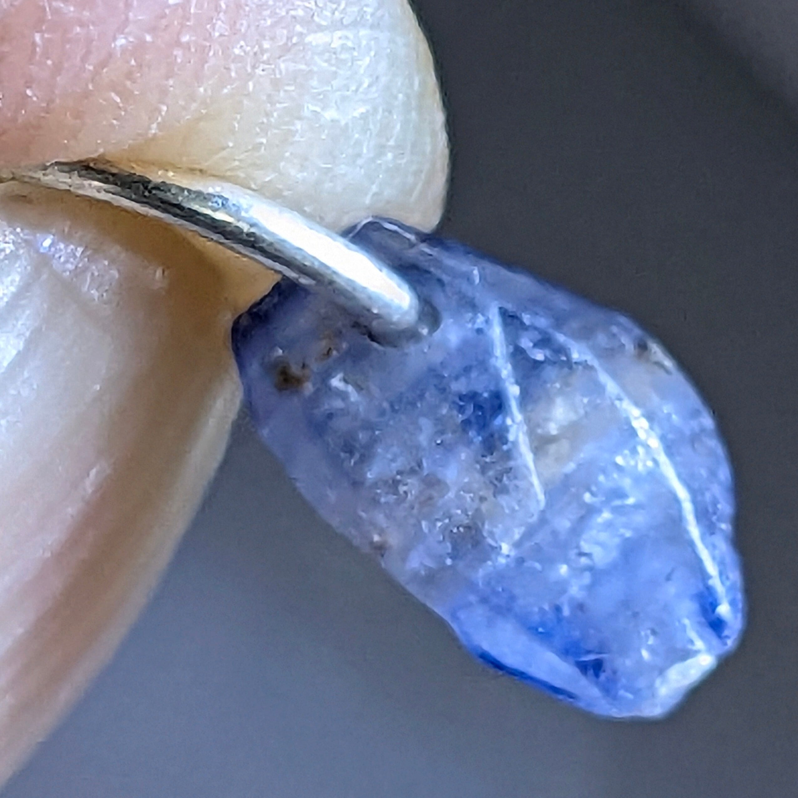 SILVERサファイア原石チャーム ミャンマー・モゴック産 PRO207443