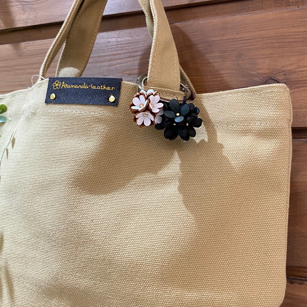 【完成品】ダブルフラワー カラビナチャーム(花色ブラック&ホワイト) - 6