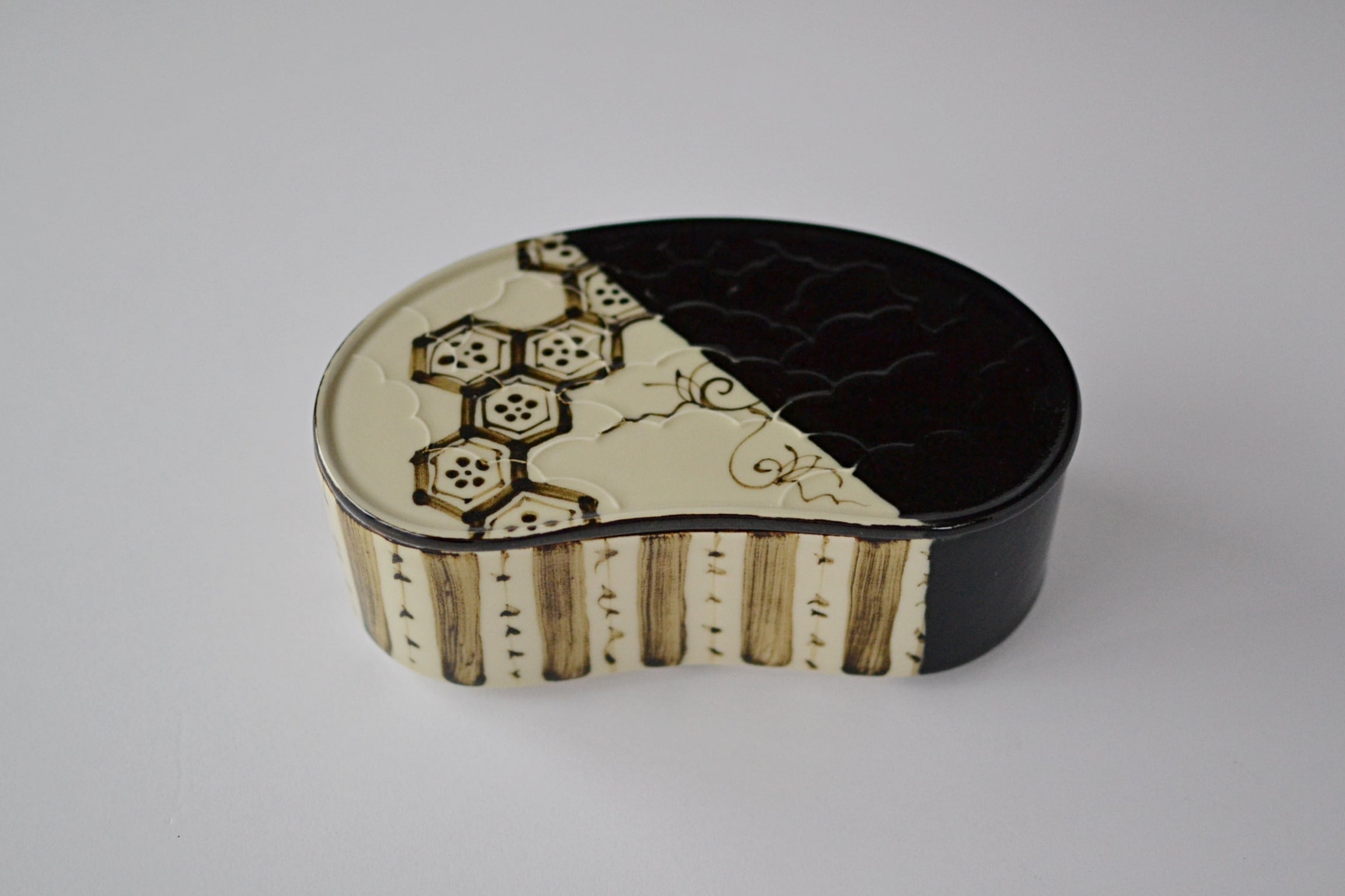 有田焼 福泉窯 繭型陶箱 / 黒織部