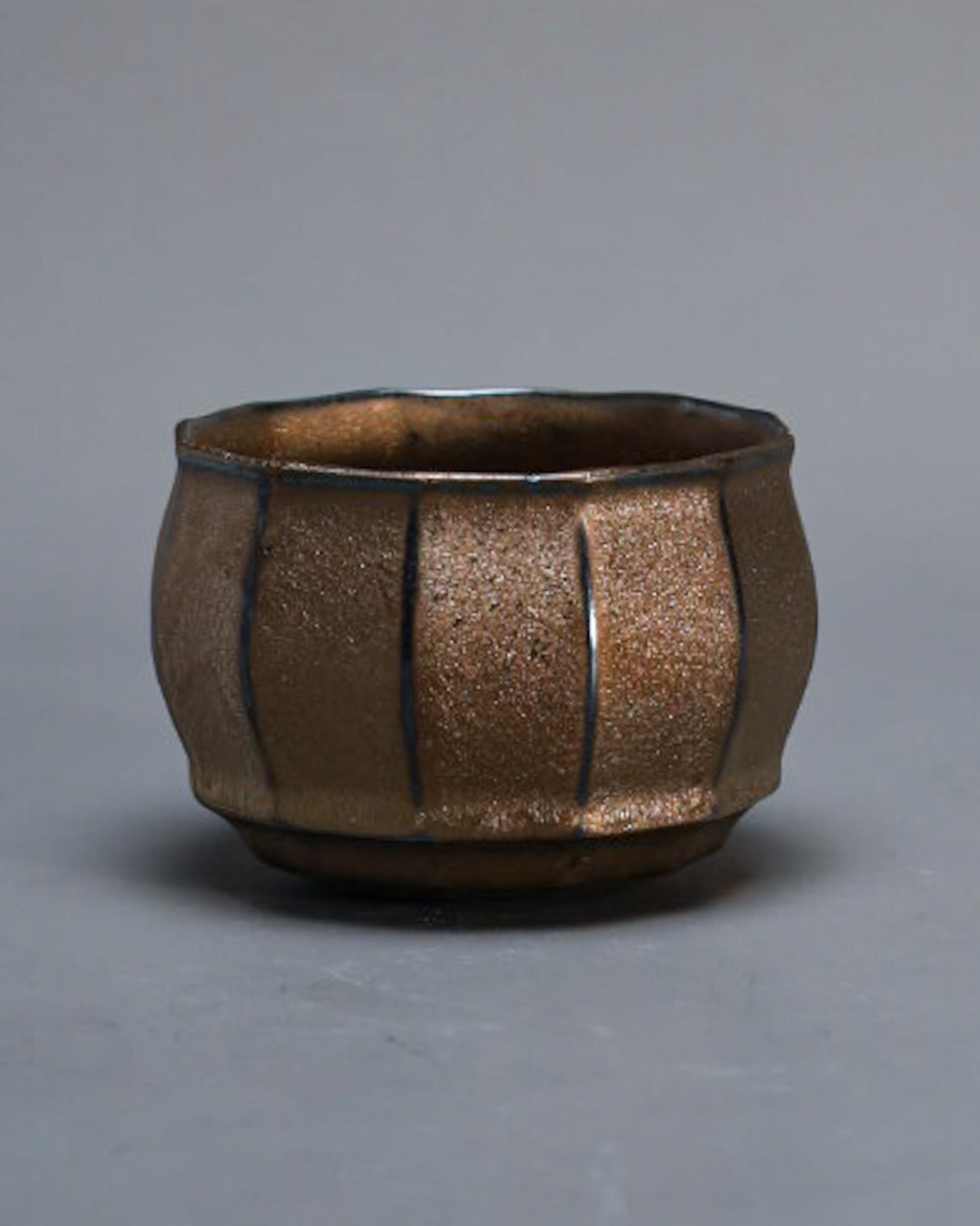 独特の曲線を持つ陶器 EXHIBITION | ART BIRTH CERAMICS