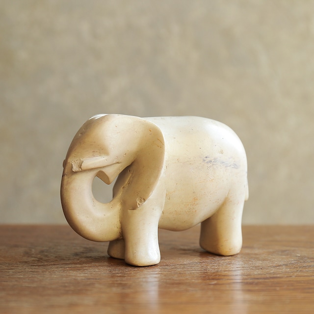 ずっしりと存在感のある、ソープストーンのゾウ