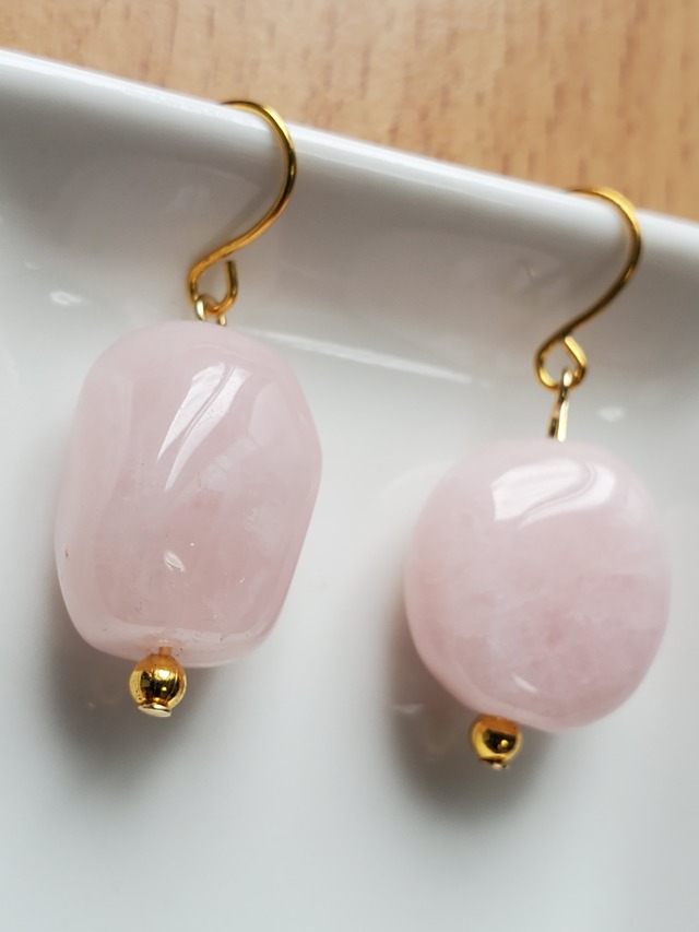 ローズクォーツタンブルのアシメピアス 送料無料