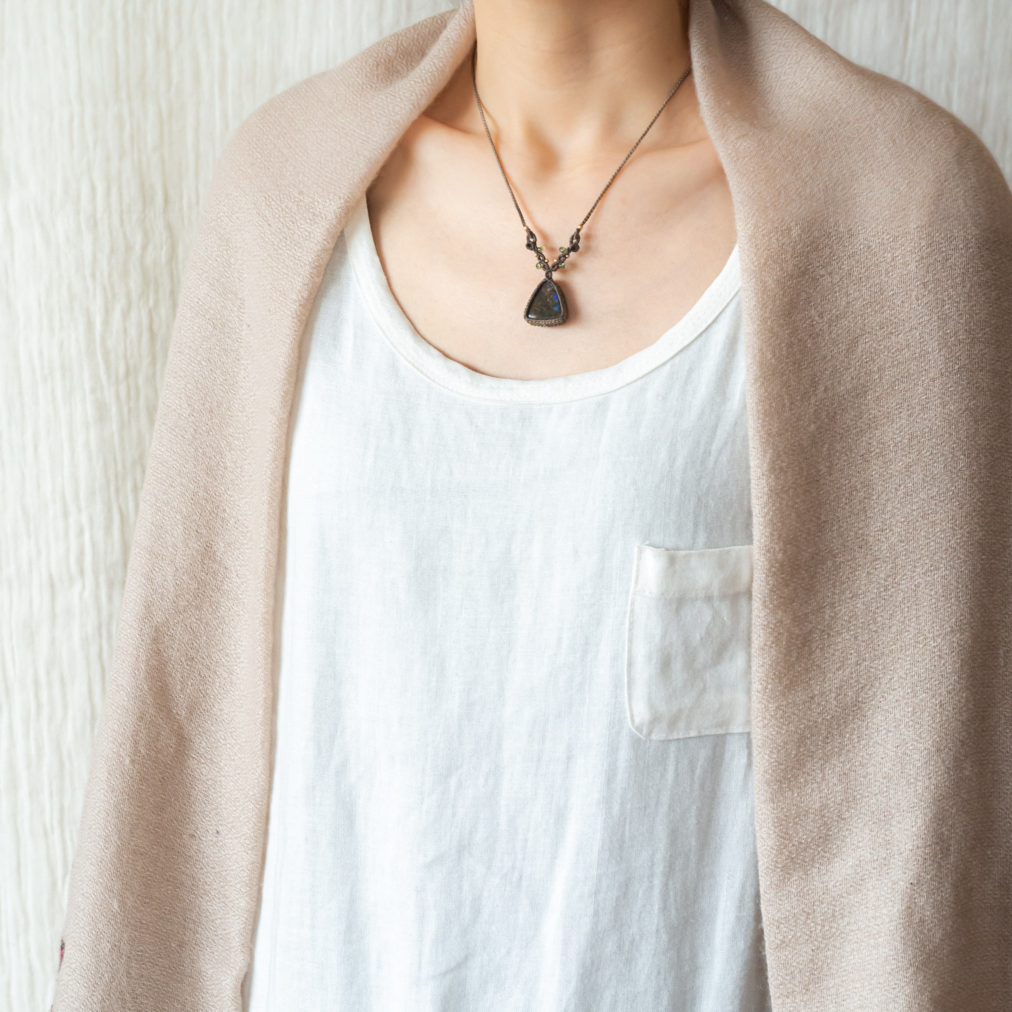 アンモライトのマクラメ編み 天然石ネックレス | SHANTi WALA