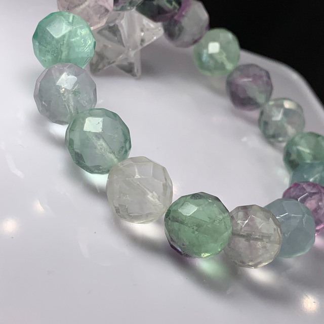 no1.透明感有✩64面体フローライトカットブレスレット