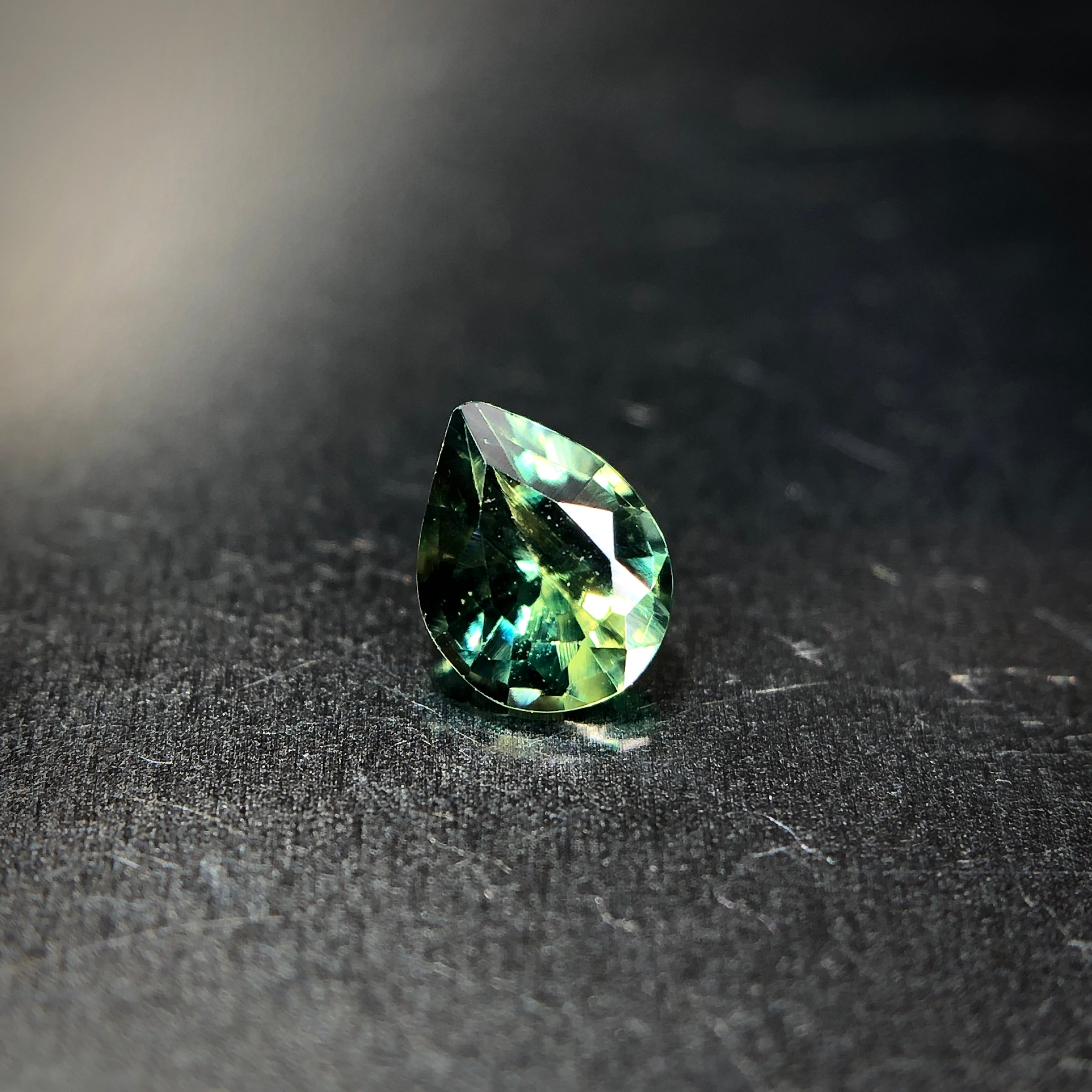 妖艶に溶け合う黄翠色 0.19ct 希少石 天然 モンタナサファイア