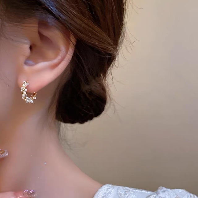 mini perl hoop pierce
