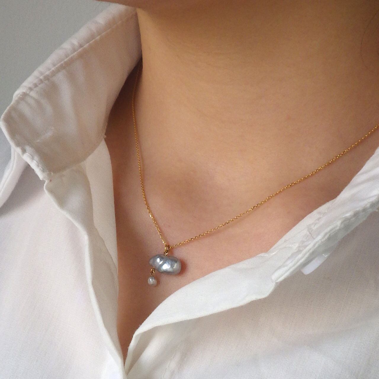 K18YG 南洋白蝶ケシ真珠 ペンダントネックレス《雲と雨粒》（KR71030