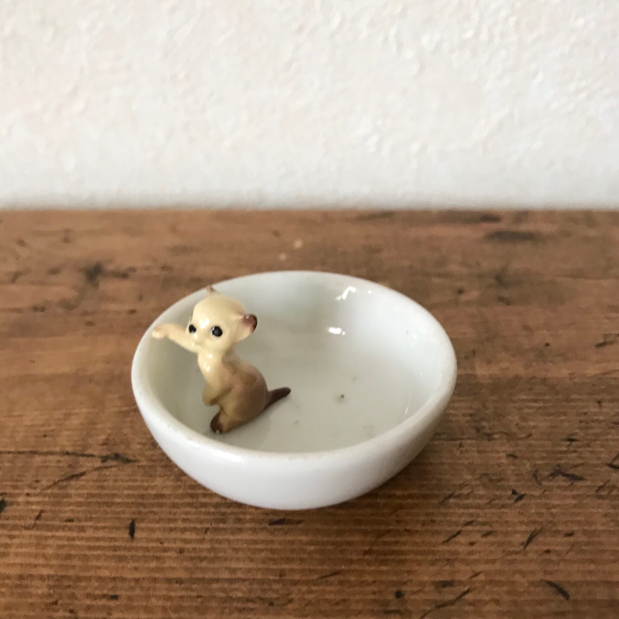 小さな陶器とネコ