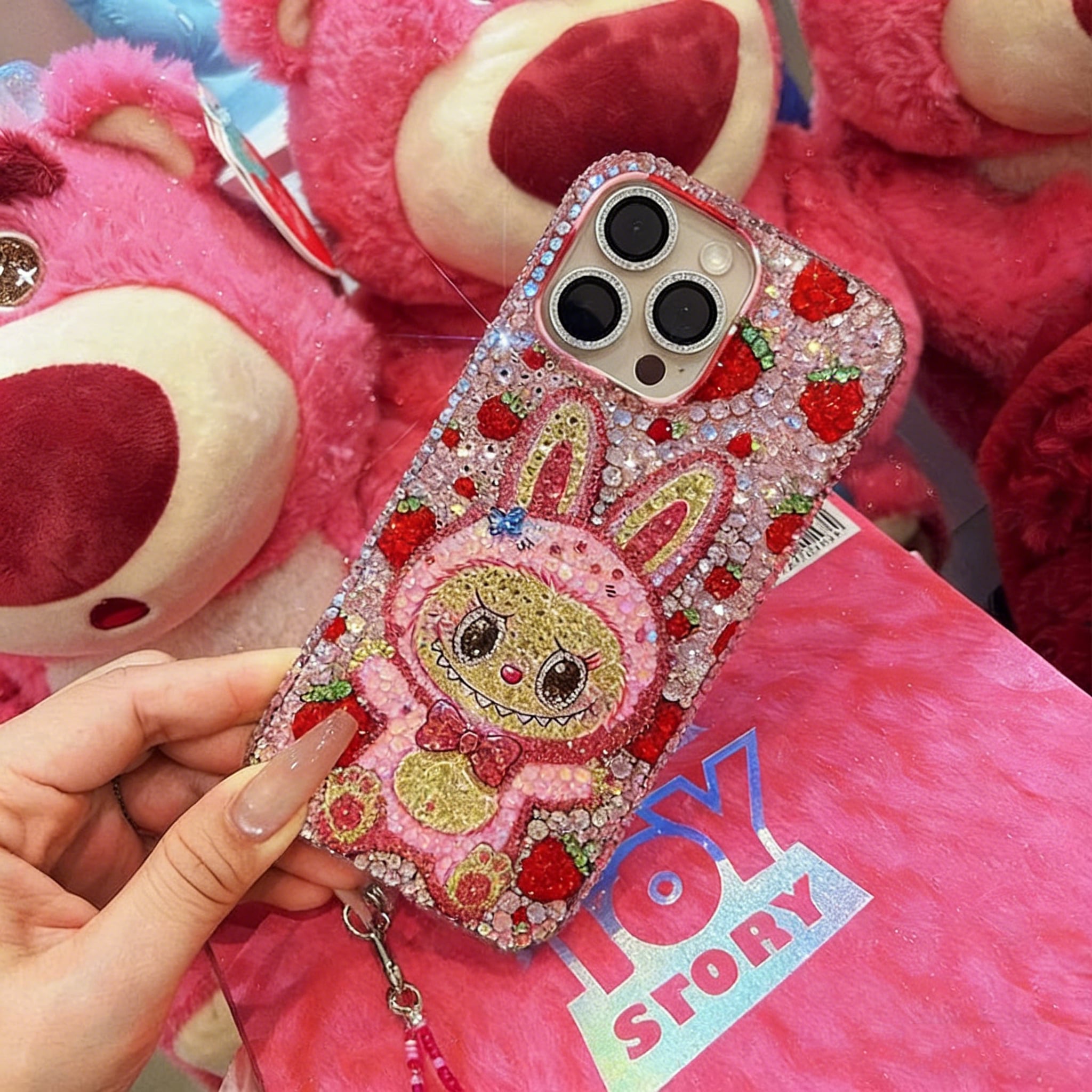 iPhone・Android全機種対応♡ ✨超かわいい!ストーン全面施し 高級感ある!Labubu ラブブ いちご デザイン ✨ フルストーンでキラキラ輝く スマホケース