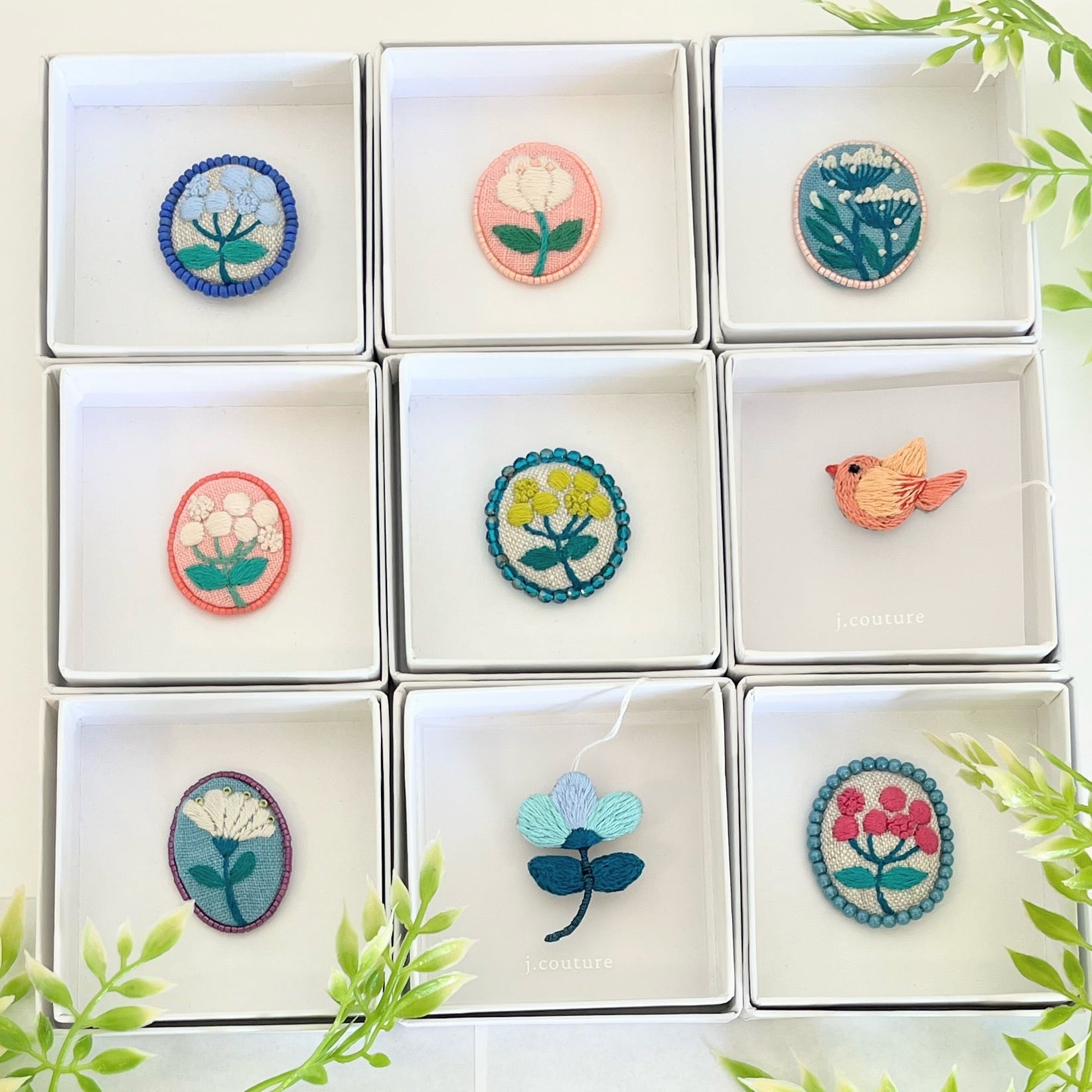 ビーズで飾った草花のミニ刺繍ブローチ【botanical】#333 | j.couture