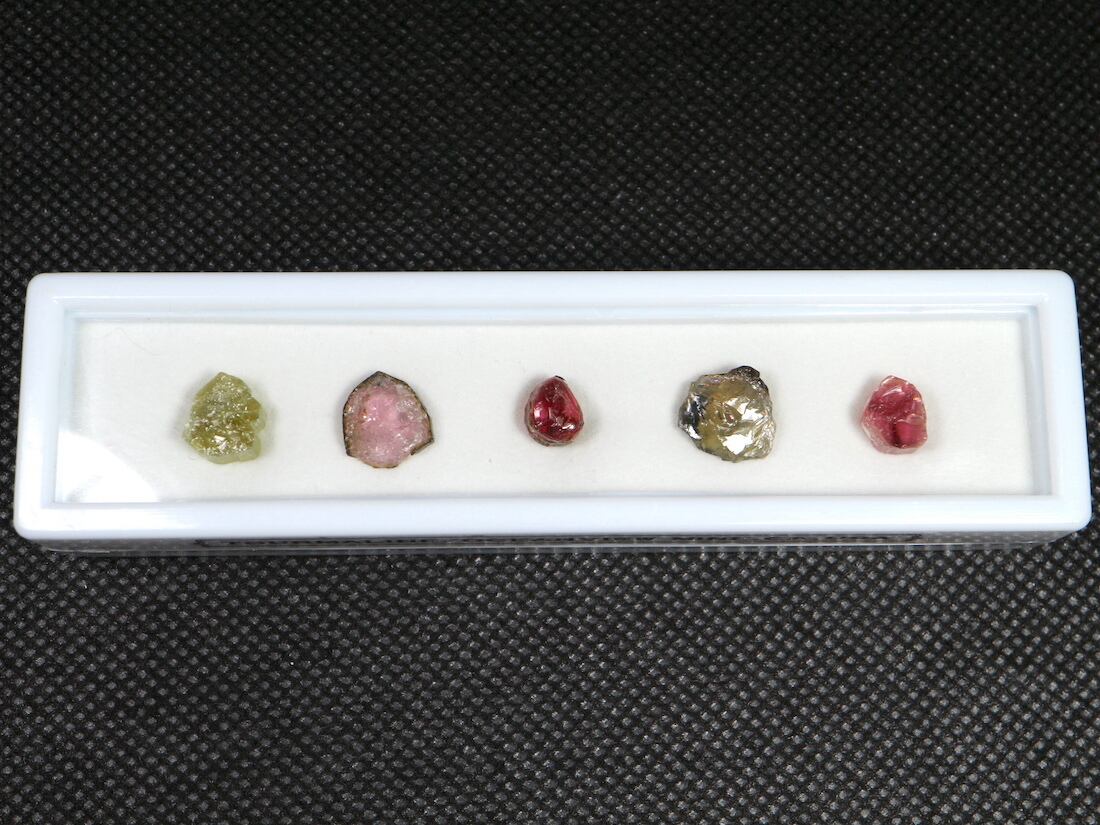 グリーン トルマリン宝石質鉱物標本