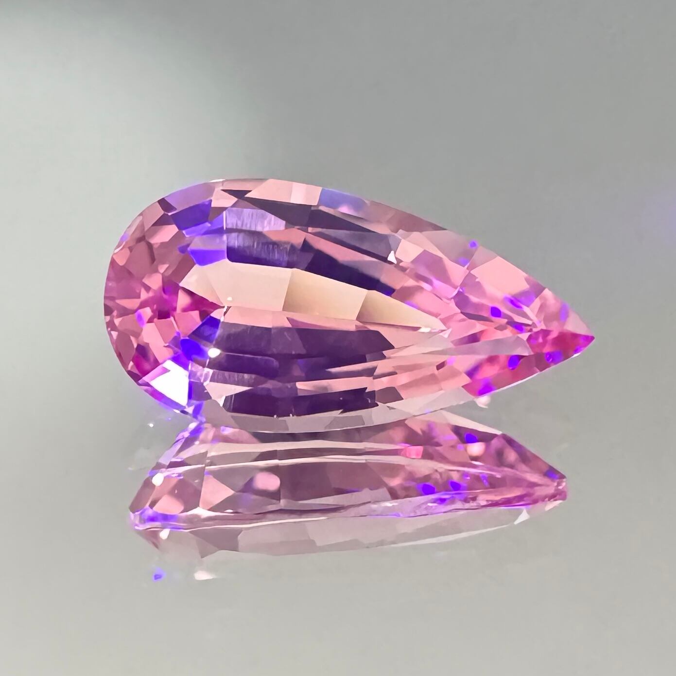 1.4ct 桃色 合成ピンクサファイア ほっそりペアシェイプのルース 