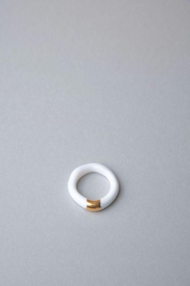 「8号」白と金の指輪