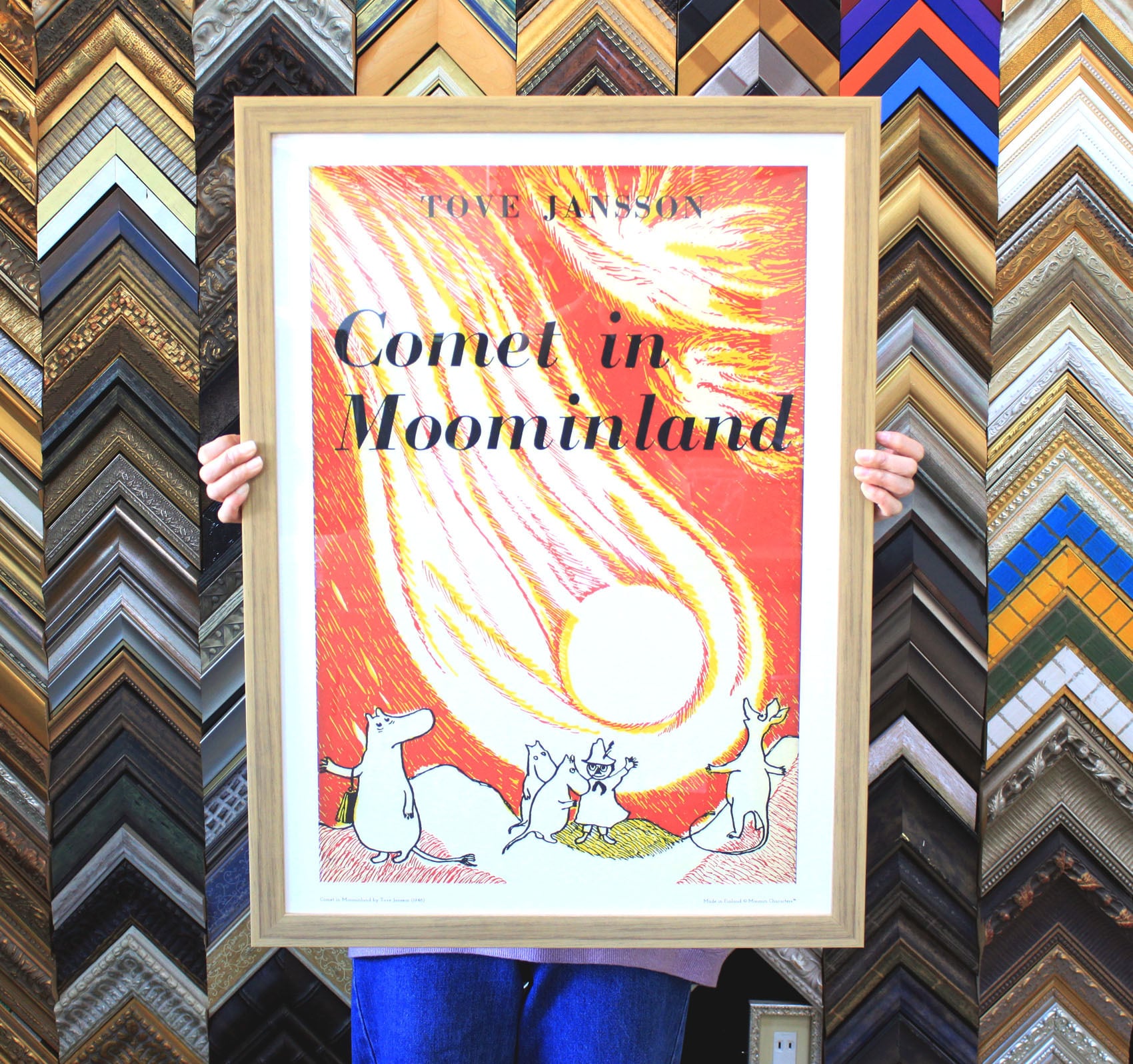 ムーミン 北欧 All Things Commerce「ムーミン谷の彗星」送料無料 フレーム 展示用フック付アートポスター 絵画 インテリア アート