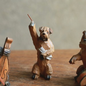 真剣な眼差しで演奏する、小さな犬の音楽隊