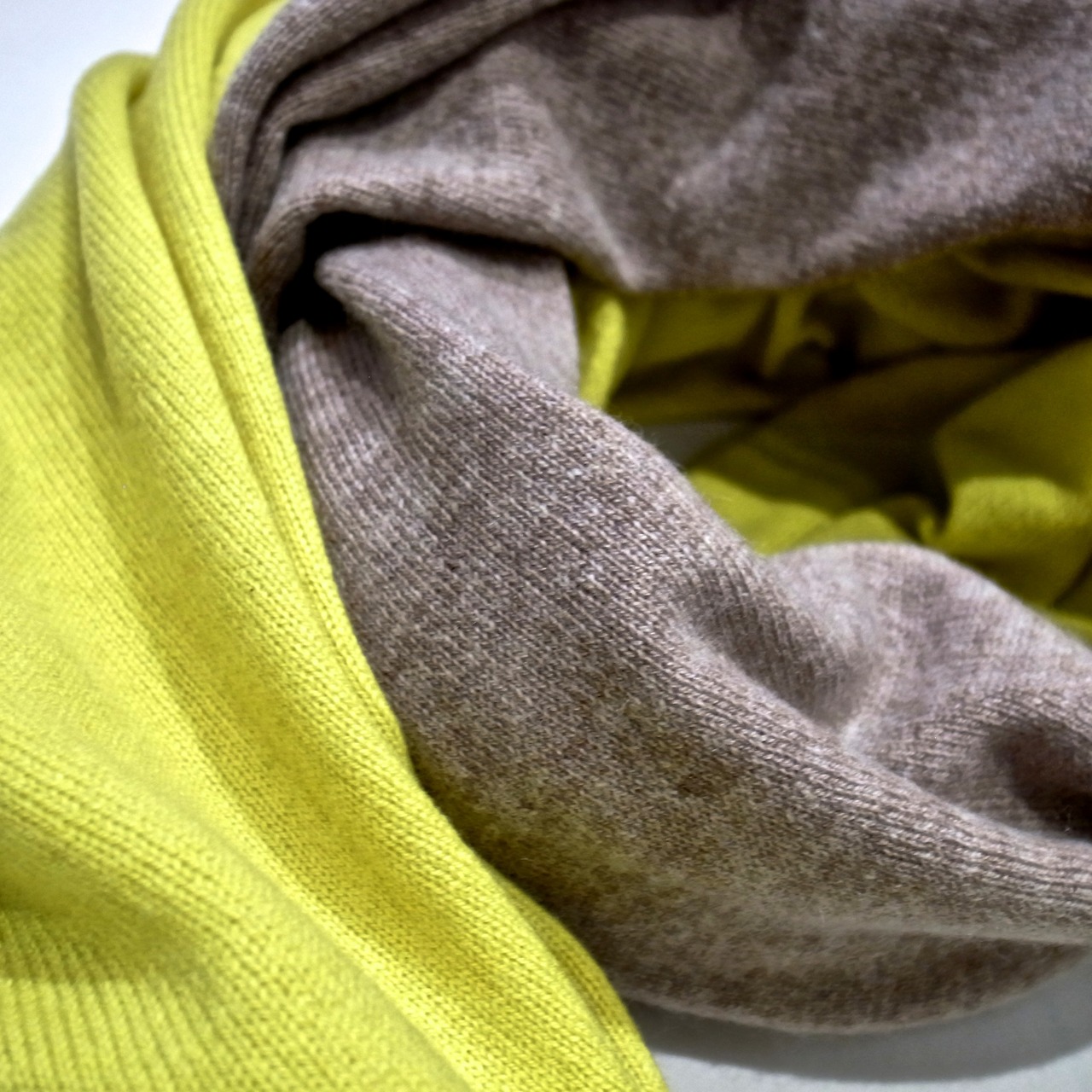 MAISON CARRÉE BI‐COLOR STOLE  CHICK YELLOW × SAND BEIGE