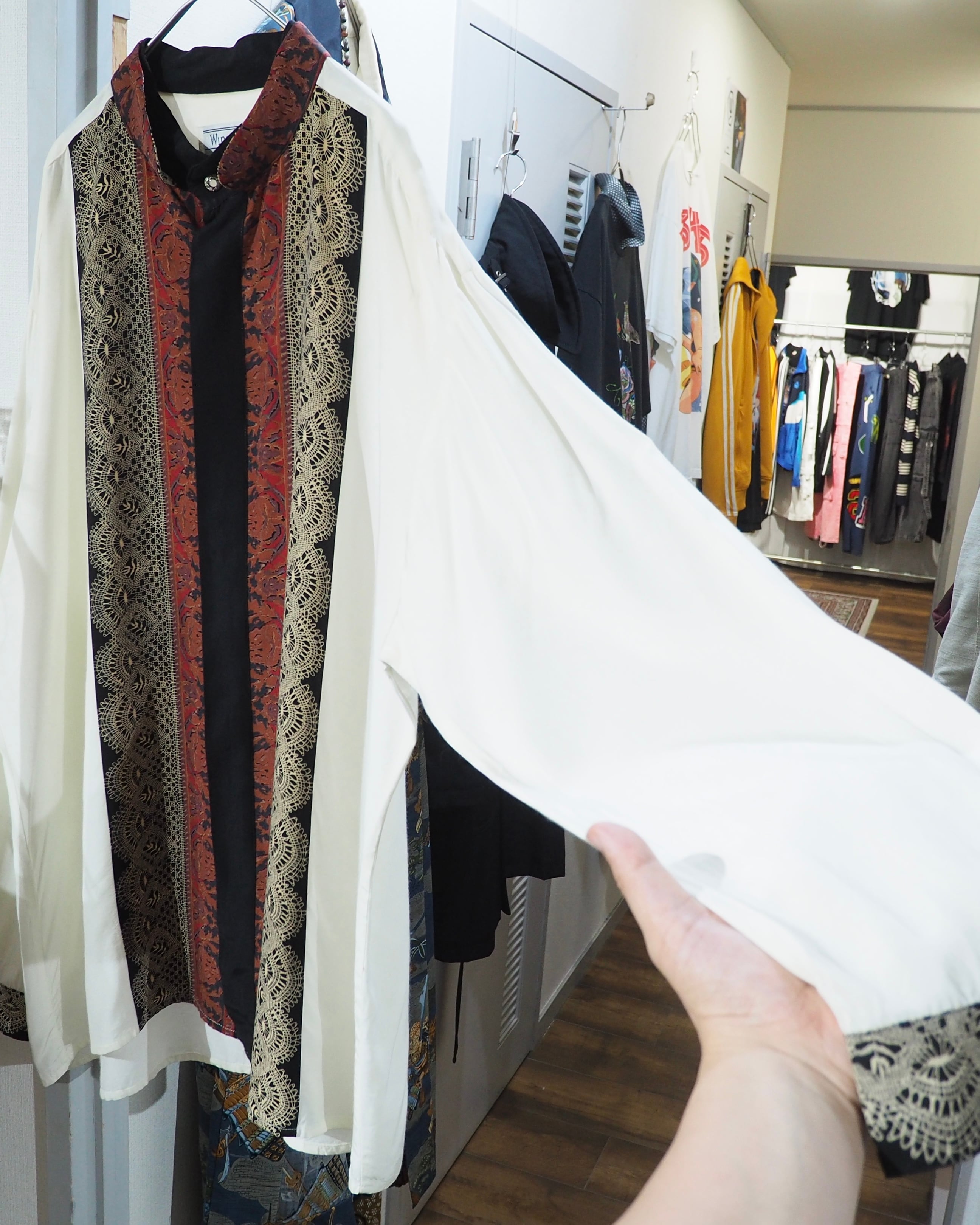 1980 - 90s Beautiful Arabesque × Crochet Lace pattern Switching vintage loose No collar shirt