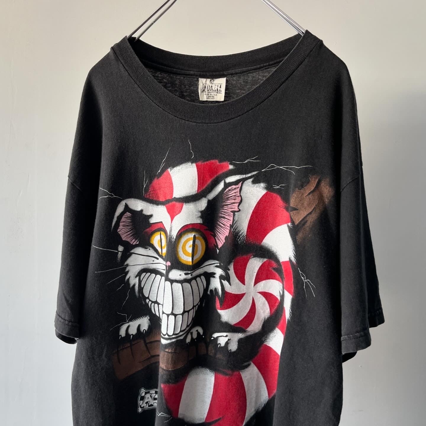 ALICE IN WONDERLAND- 90's チェシャ猫 T-shirt | ROOT online ALICE IN WONDERLAND- 90's チェシャ猫 T-shirt | ROOT online