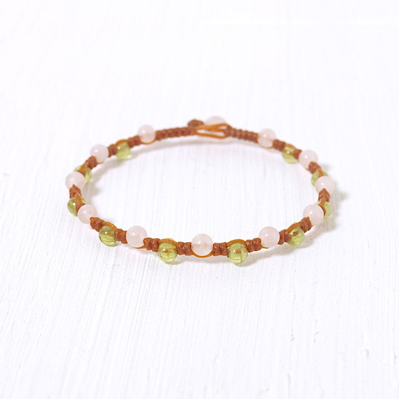 ローズクォーツ+ペリドット4ミリ玉つゆマクラメブレスレット