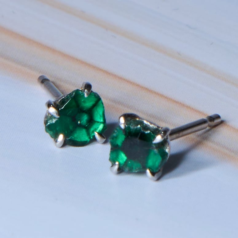稀少石】トラピッチェエメラルド スタッドピアス(コロンビア産/Pt900