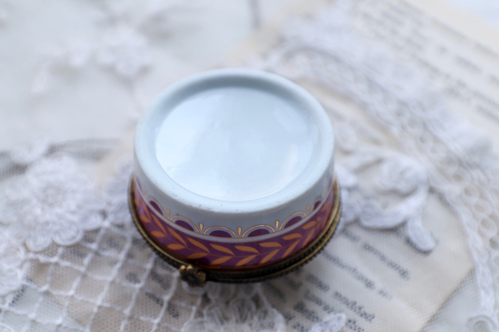 エンジェル柄の陶器製ピルケース | Le Hameau