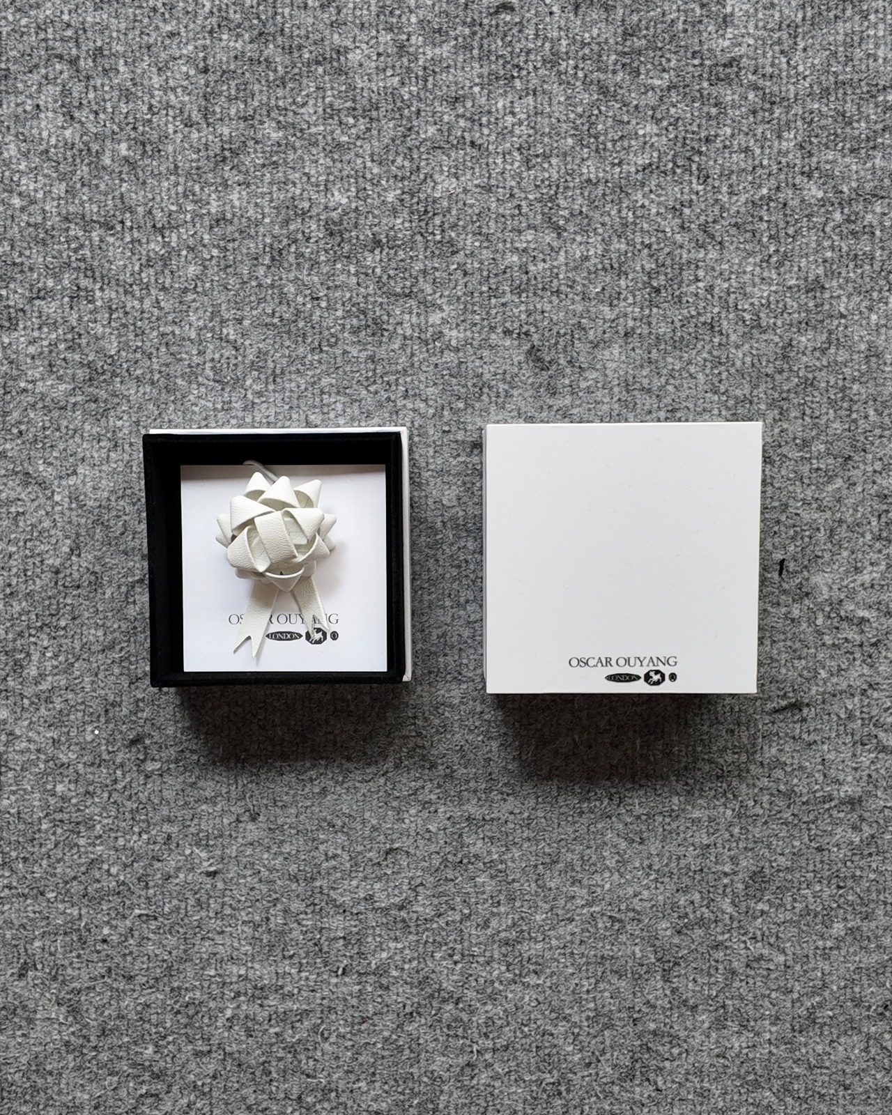 【26/AW Oscar Ouyang】White leather rossette bow badge