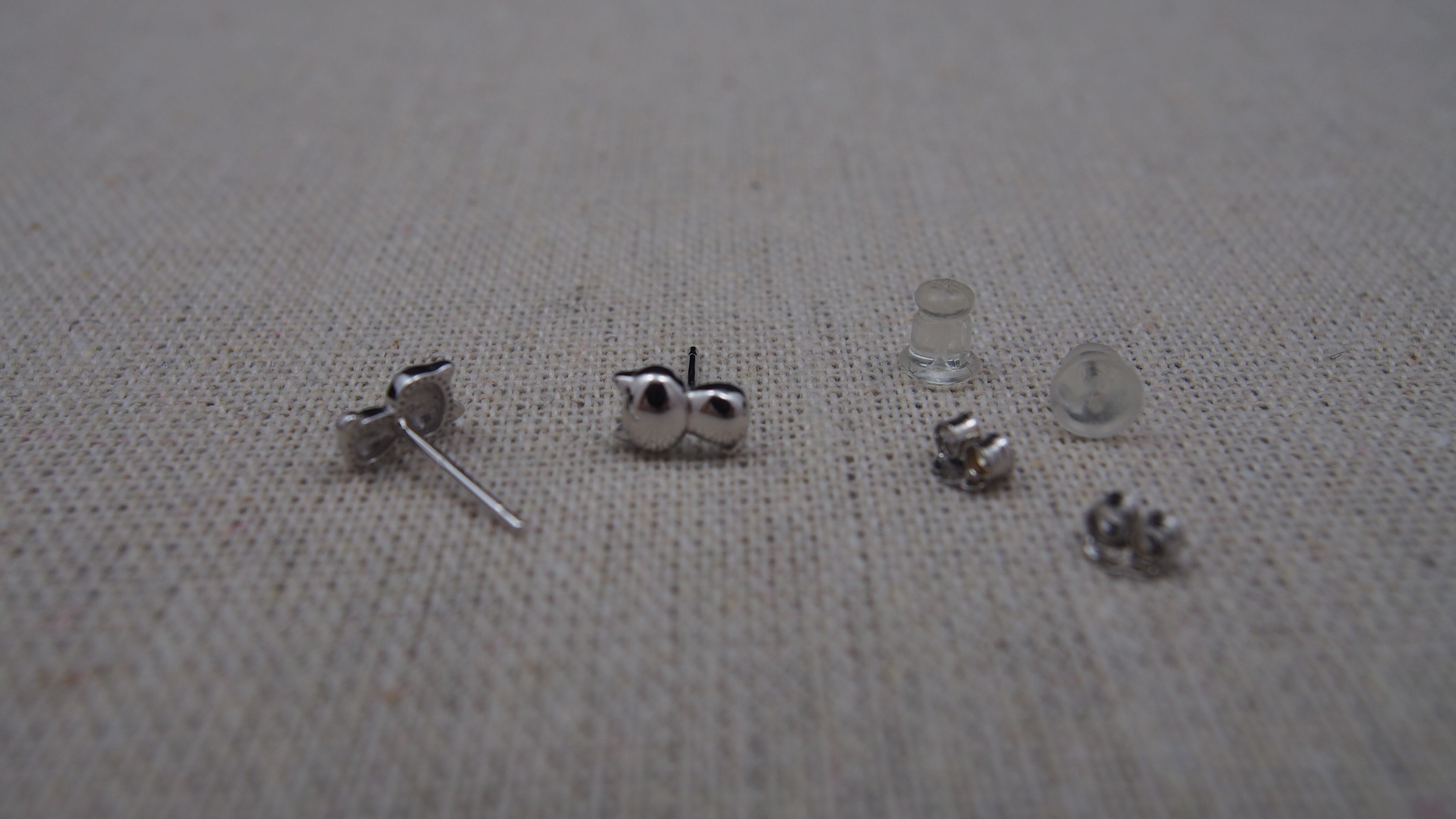 猫の後ろ姿ピアス 猫と銀