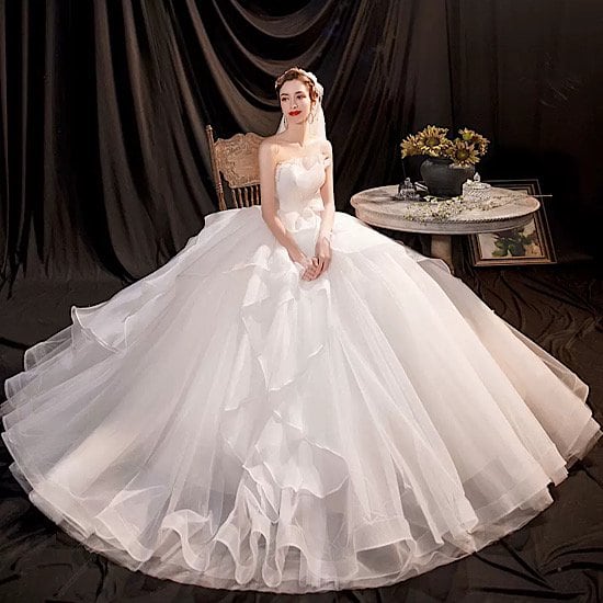 結婚式ドレス ロマンチック チューブトップ プリンセス デコルテ 発表
