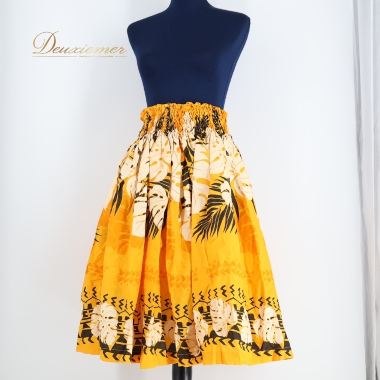 フラダンス 衣装 パウスカート イエロー系 アロハエミカ フラ ダンス シングル レッスン 黄 黒 モンステラ柄 鮮やか ハワイアン スカート Aloha Emika 日本製 明るい アロハ かわいい ふんわり ハワイアンプリント 練習 ブラック系