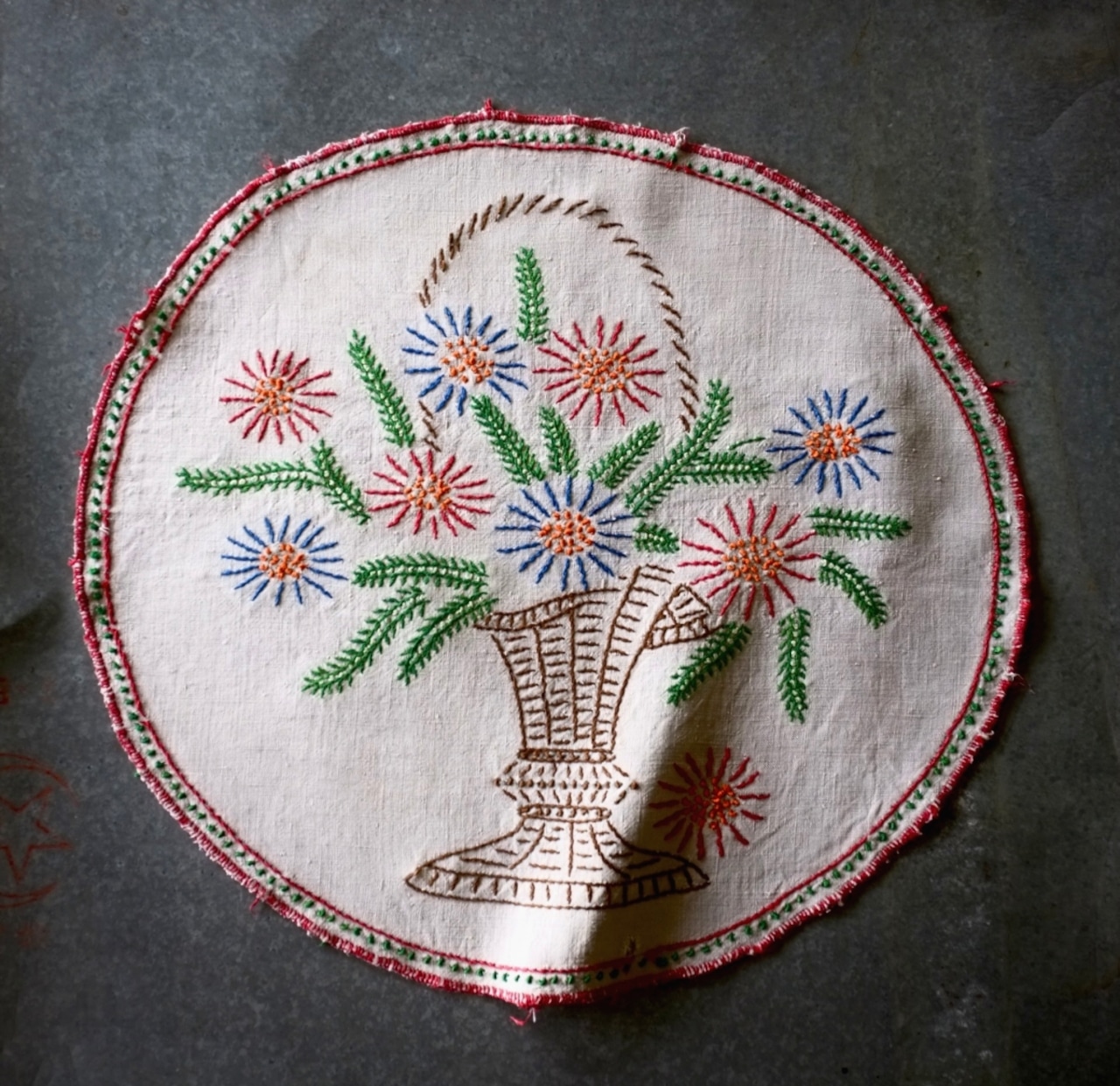 フランス 44c とろりとしたリネンと大きな花籠と刺繍クロス テーブルセンター アンティーク