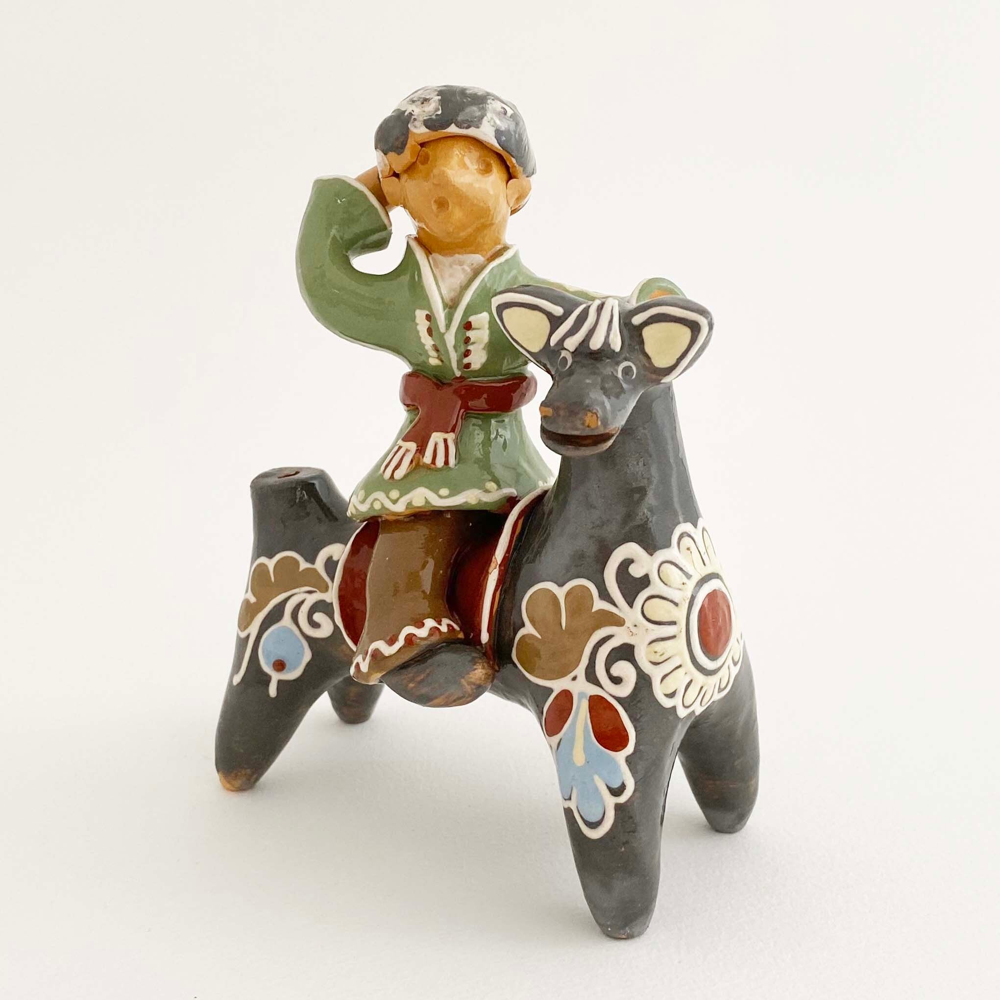ウクライナ産 オピシュニャ土人形(牛に乗った騎士)