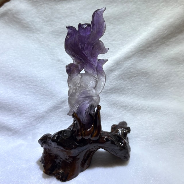 アメジスト彫刻 九尾の狐 置物 — 木製台座付き — — 紫の輝きが舞う、優美なフォルム —