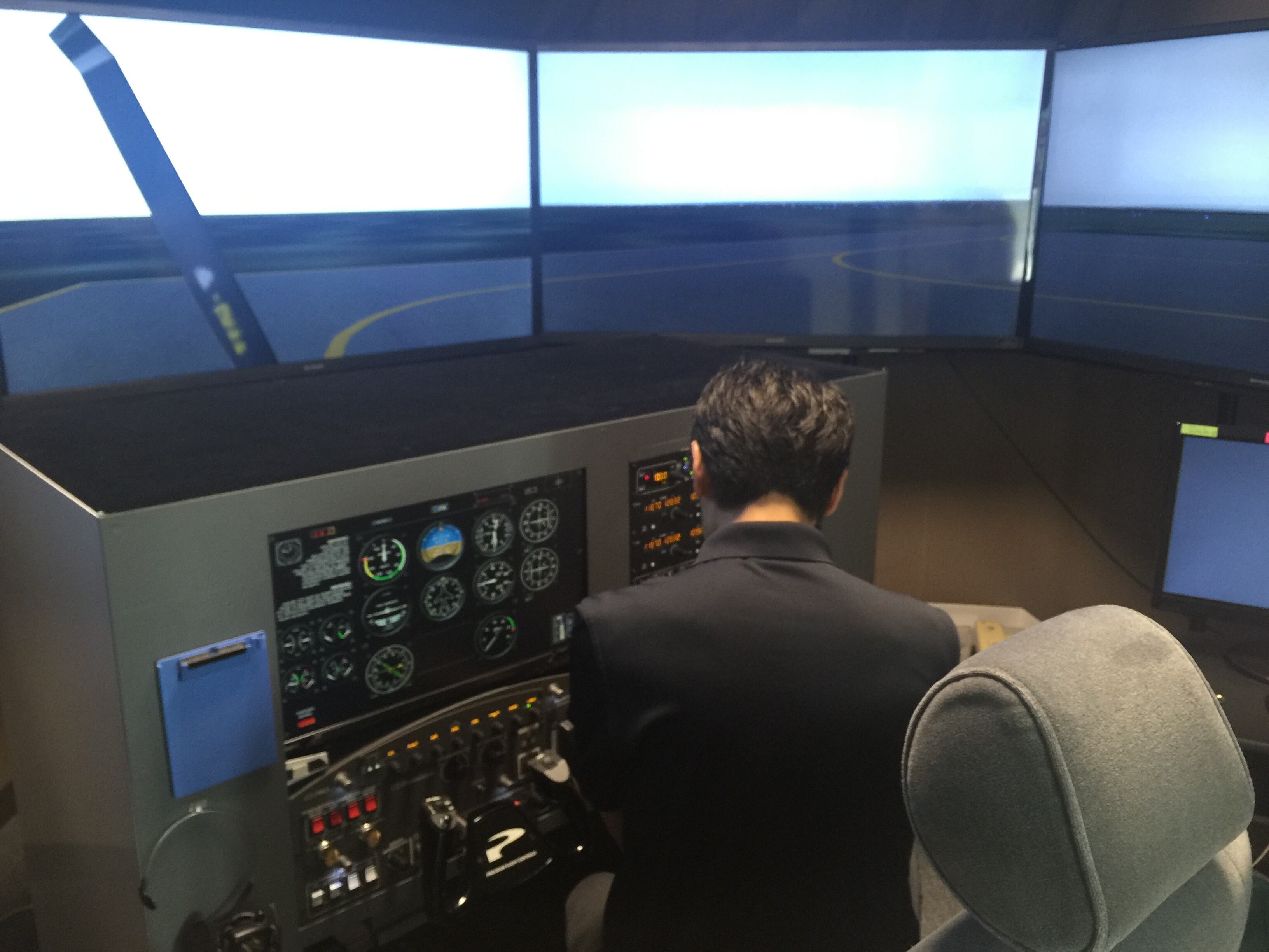 30分 沖縄 北谷でフライトシミュレーター体験 模擬訓練 北谷フライトシミュレーターサロン 沖縄 Fsoパイロット留学アカデミー パイロットショップ