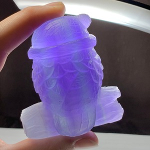 1.帽子をかぶった色合い美しいフローライト・フクロウ