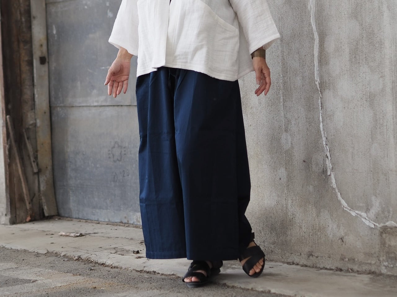 コットンサテンのワイドパンツ/《ネイビー》《ブラック》 | isica