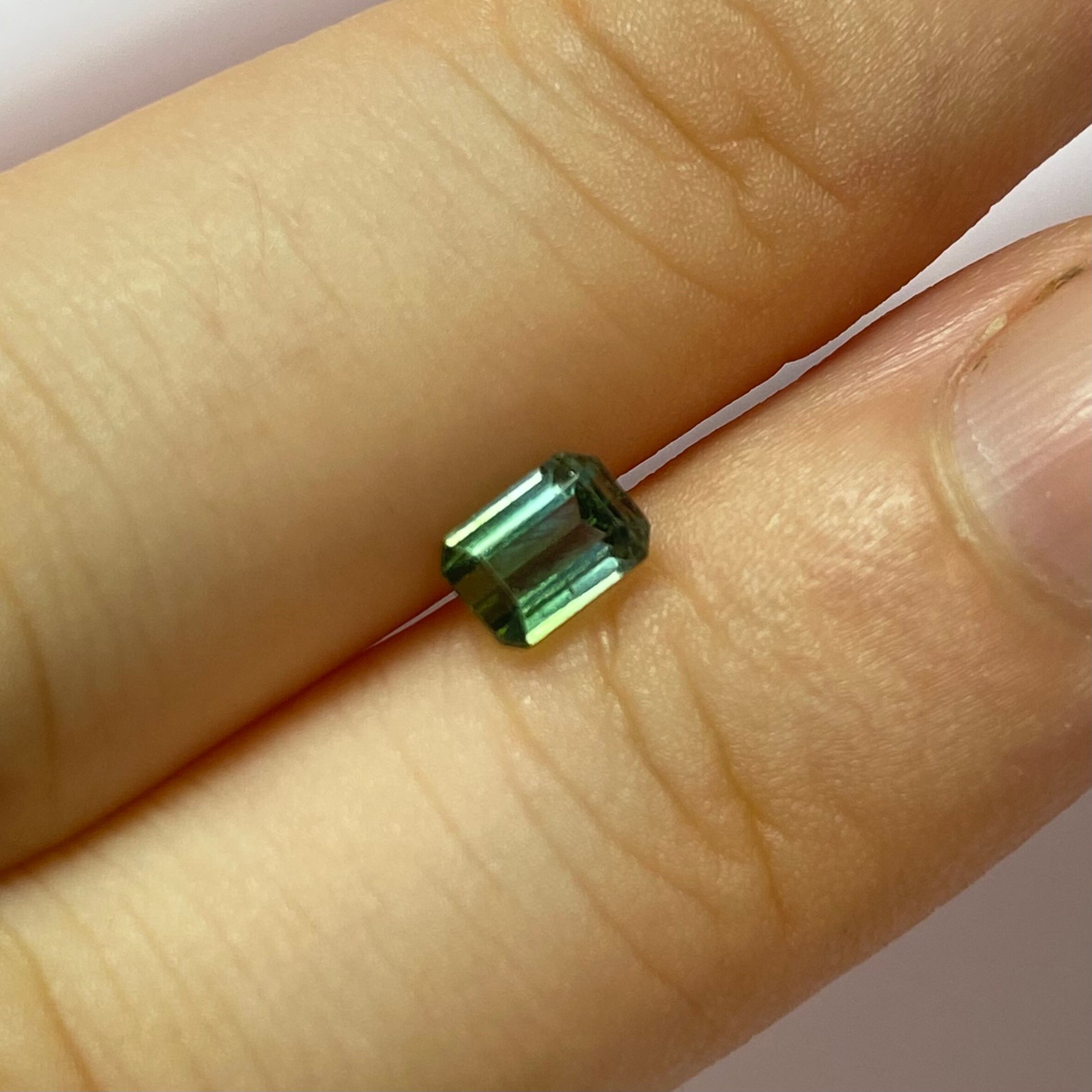 洞窟の中の湖バイカラートルマリン