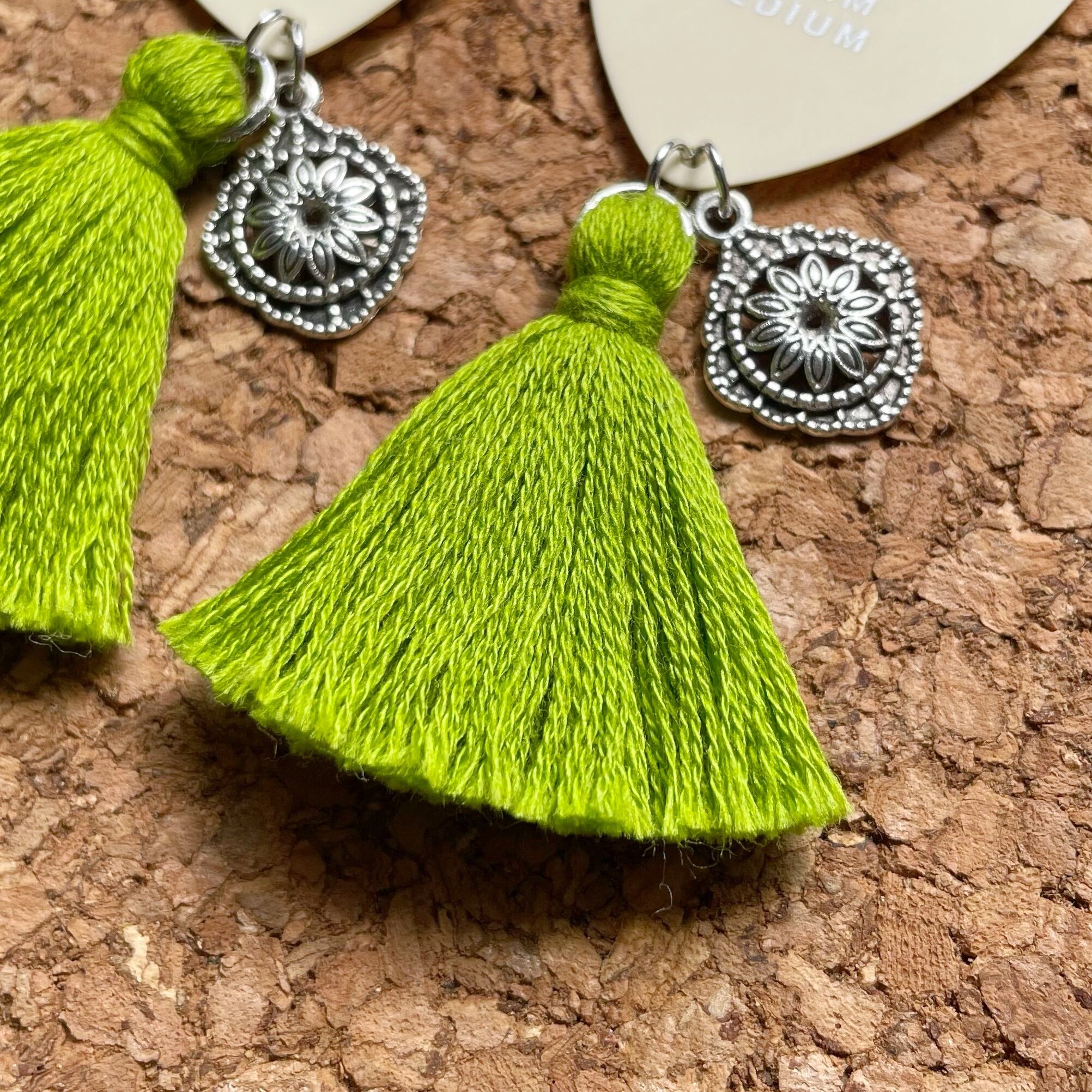 accessories mau　つつっぽピアス　グリーンタッセル accessories mauつつっぽピアスグリーンタッセル