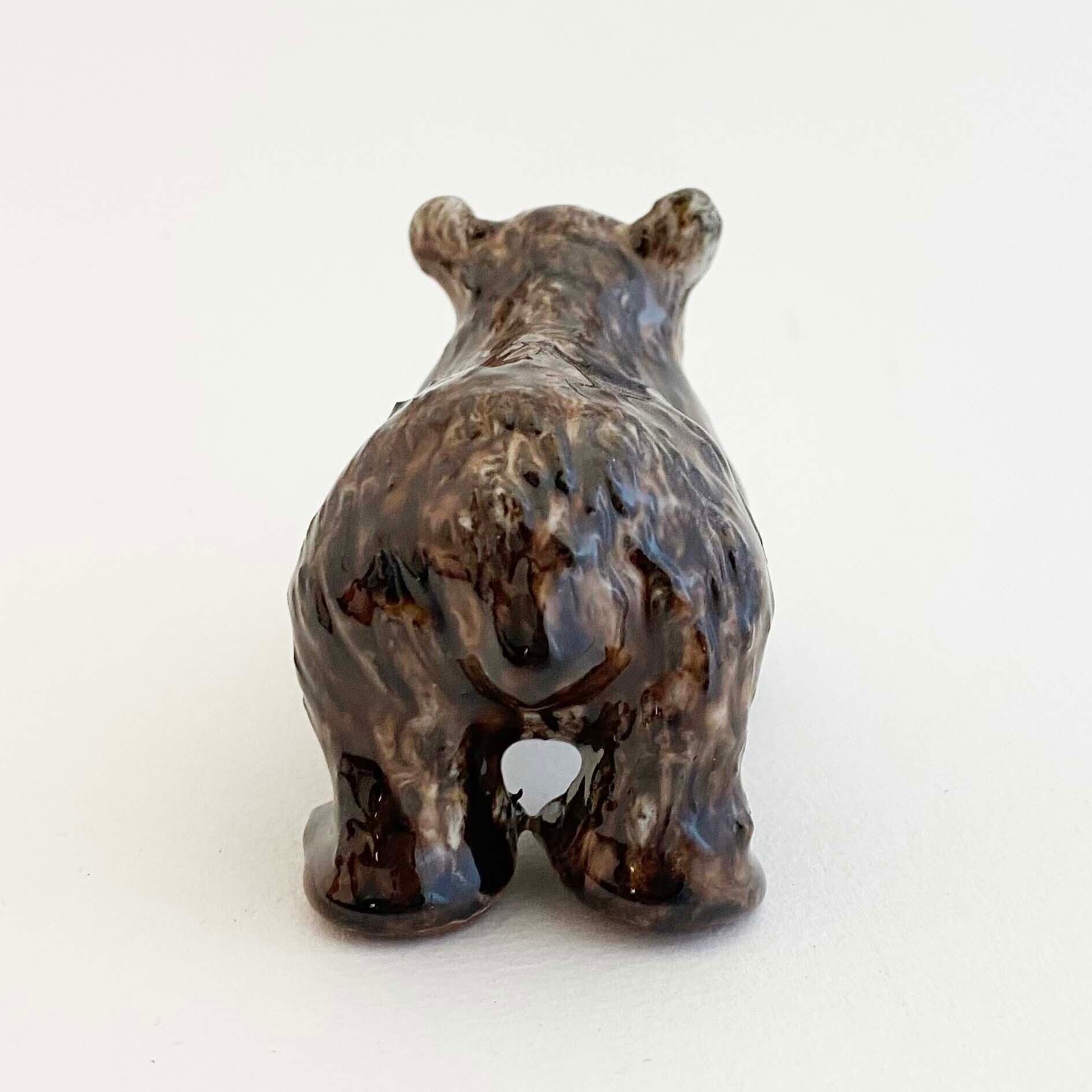 ラトヴィアのラトガレ陶器の熊（歩行）