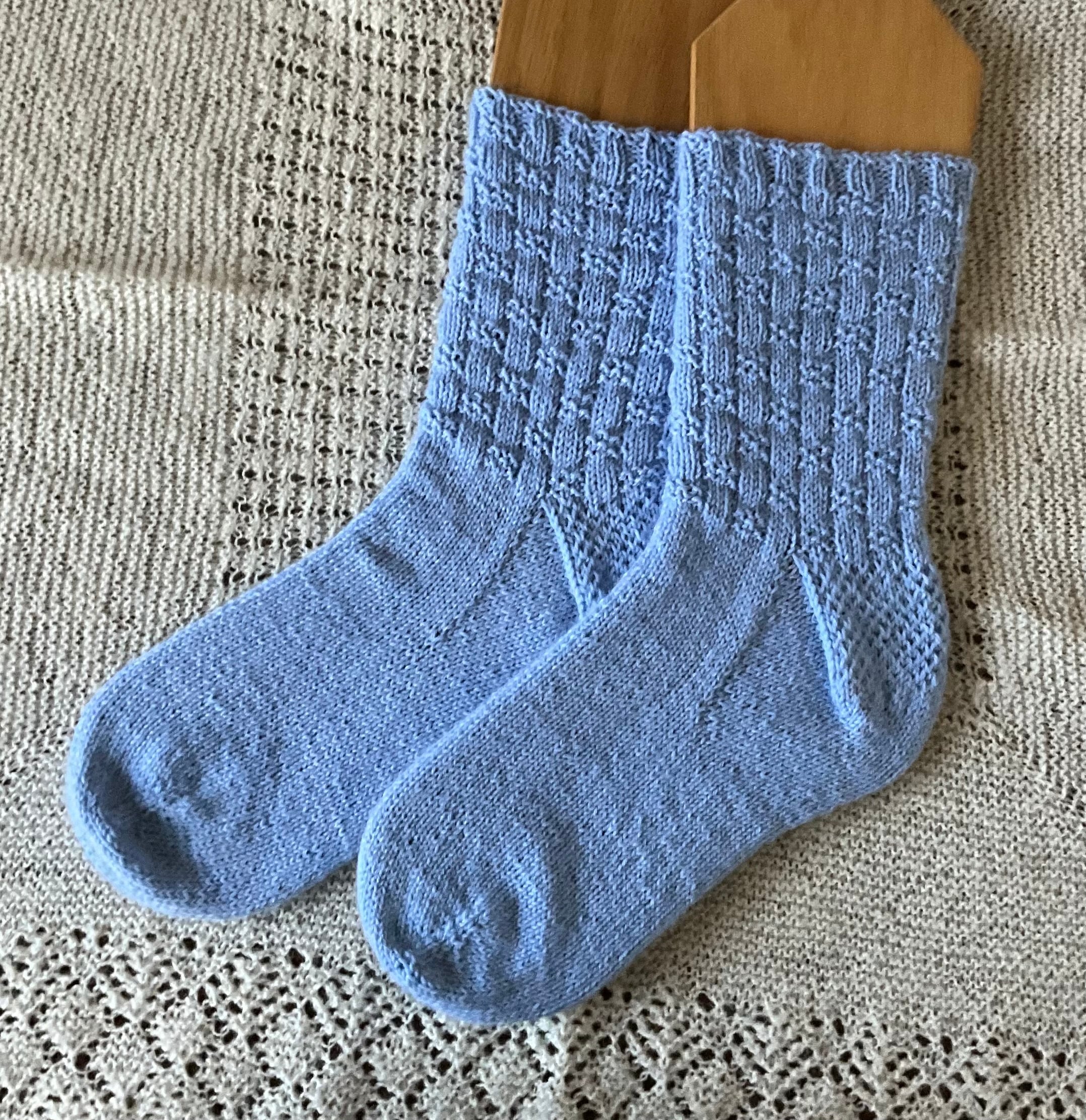 編み物の白いスカーフとストライプの靴下 カフ模様編み靴下A12 | てあみのくつしたや