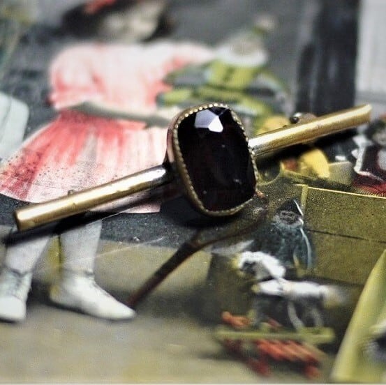 赤い一文字ピンブローチ イギリスアンティーク