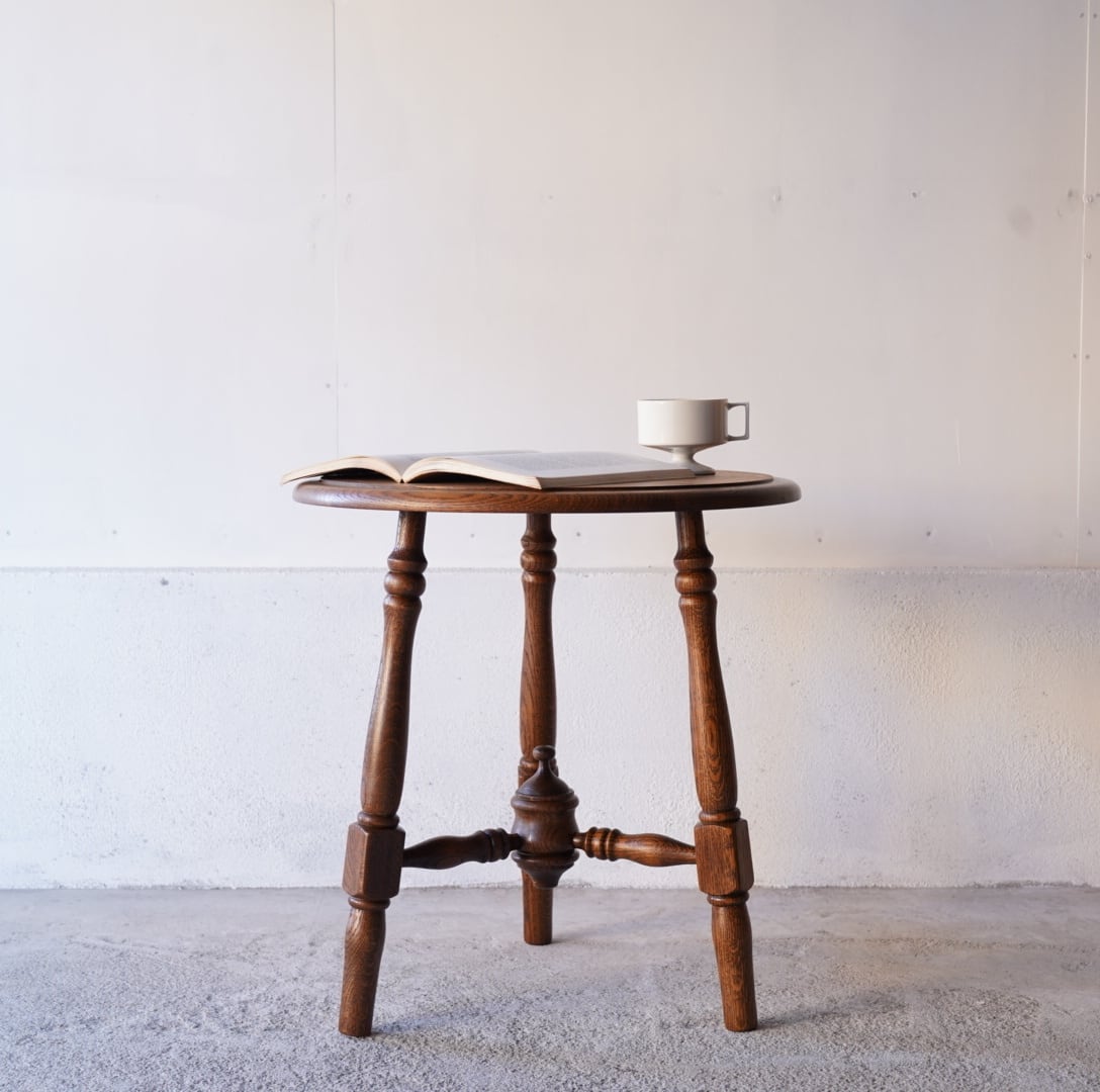 ろくろ飾りのサイドテーブル