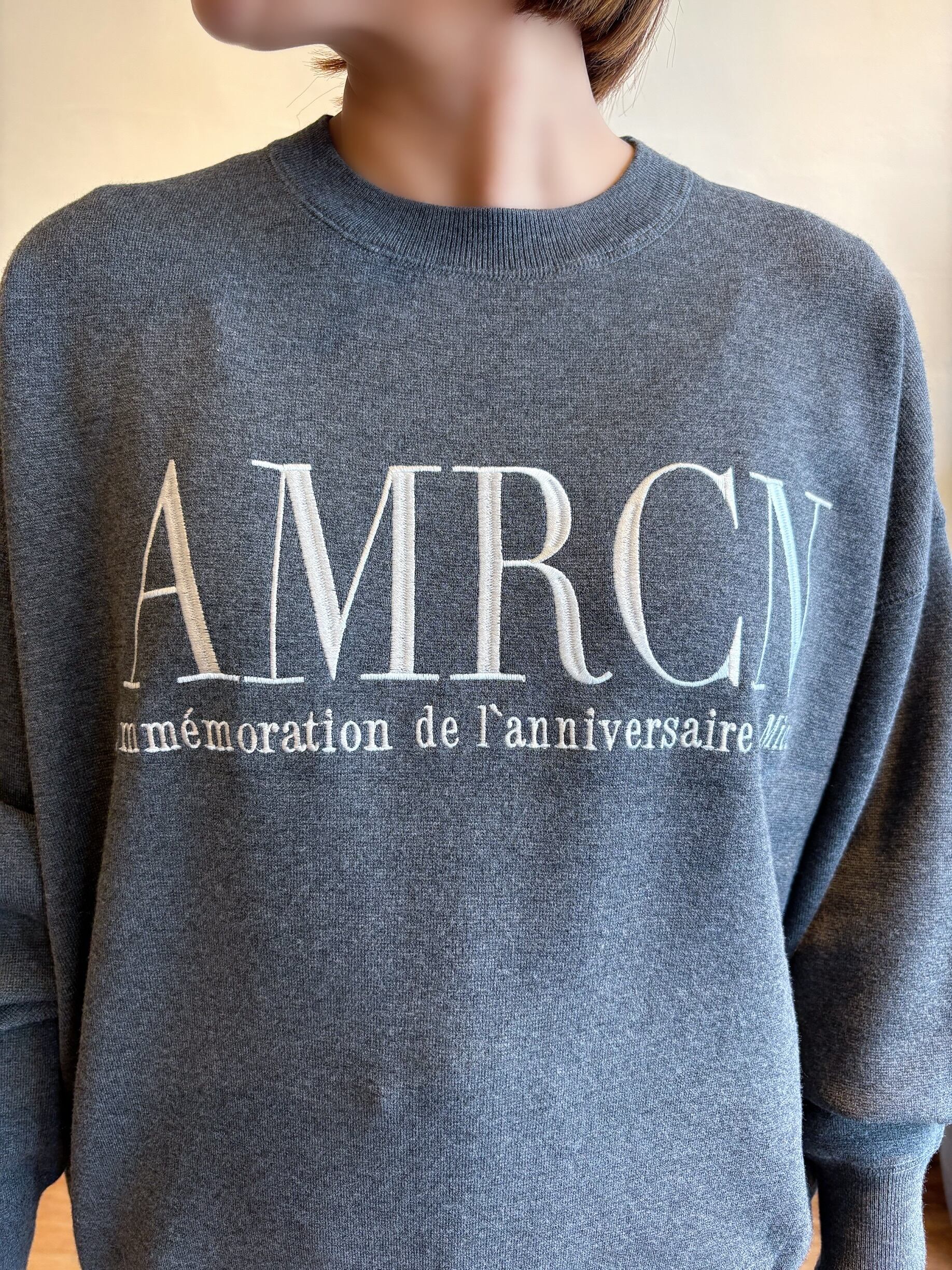 MICA&DEAL / 【AMERICANA×MICA&DEAL】ロゴ刺繍スムースニットプル